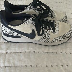 Nike animal print Internationalist Sneakers size 8 Women